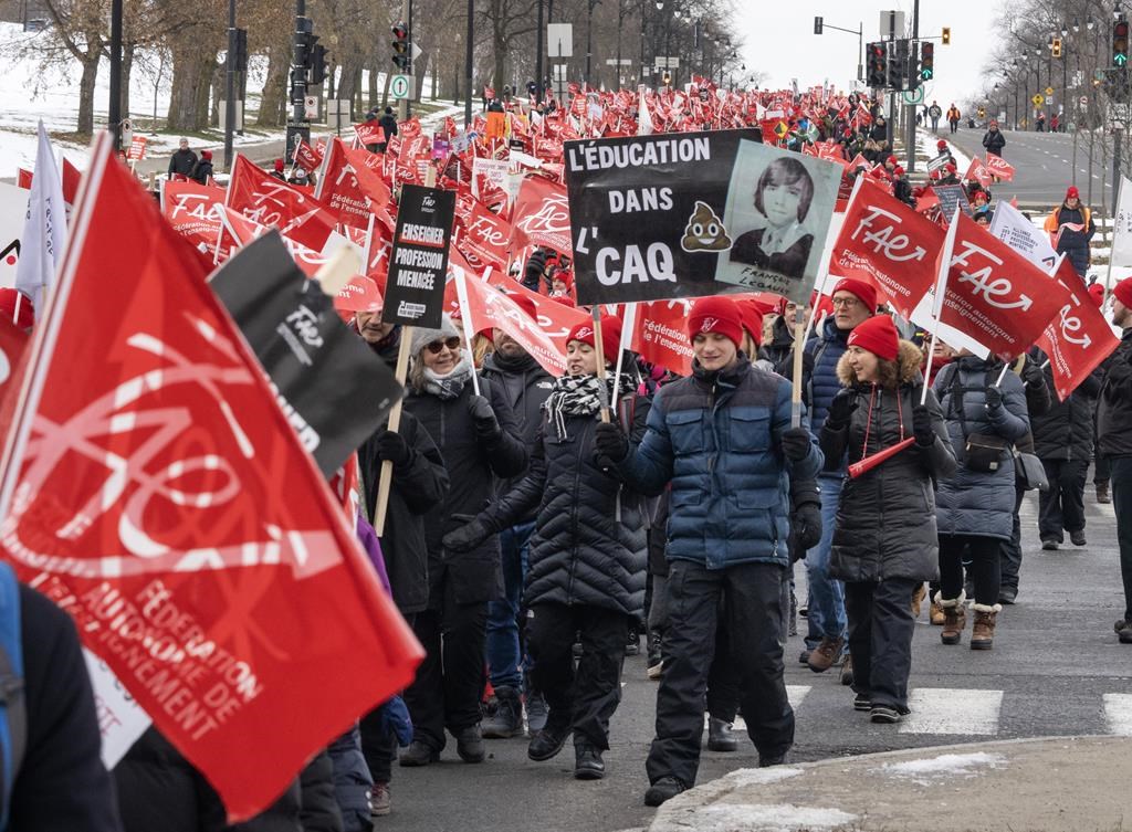 Manifestation en appui au millieu de l'éducation devant les bureaux de Legault
