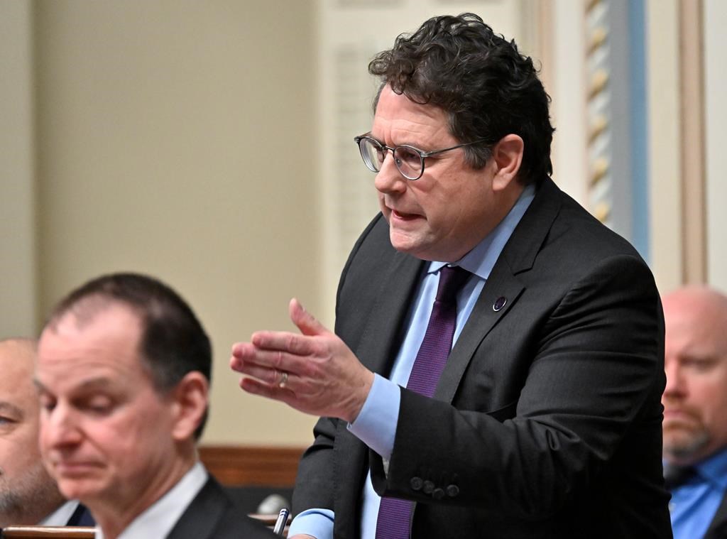 Bernard Drainville interdira la prière dans les salles de classe