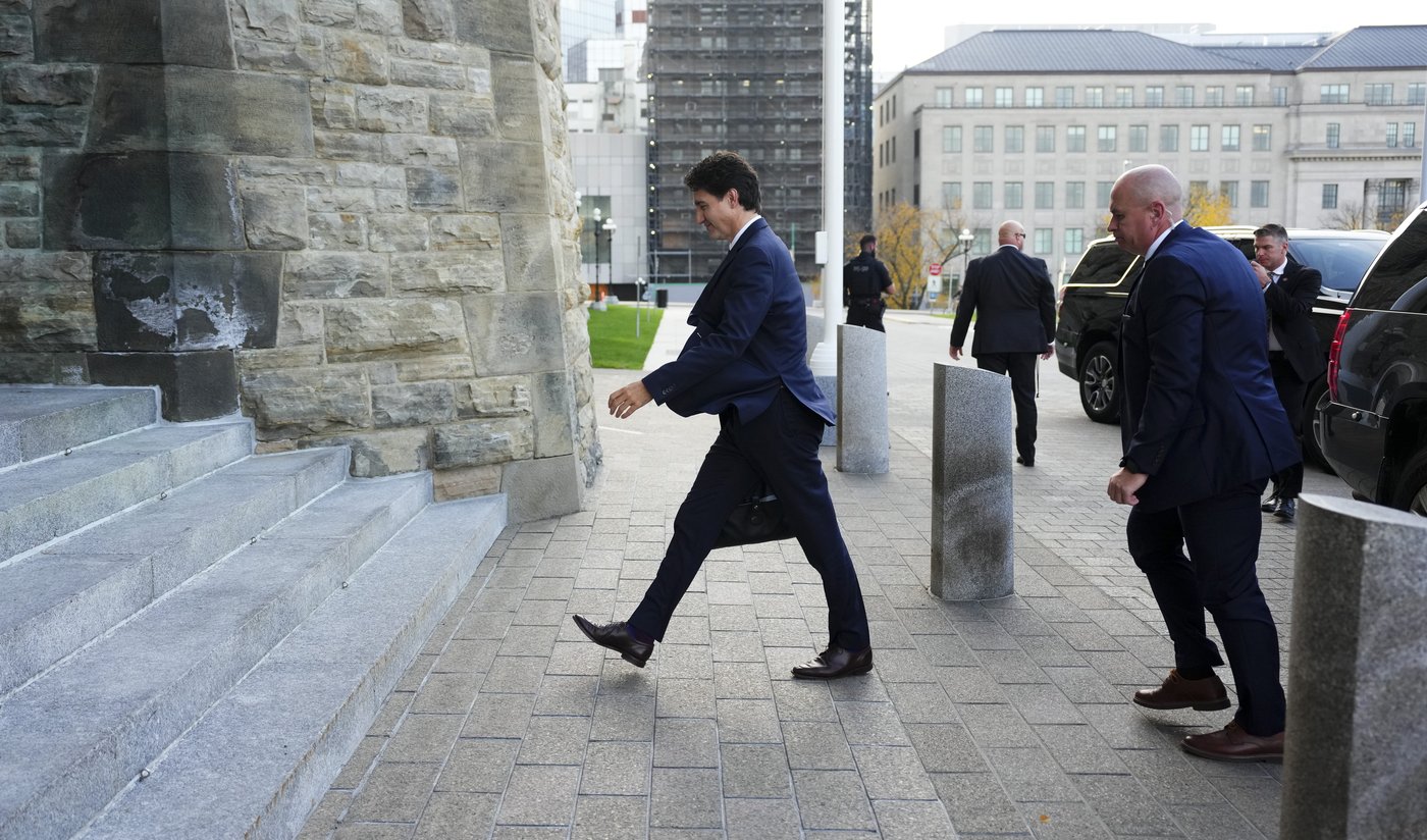 Les ministres fédéraux minimisent la fronde contre Trudeau