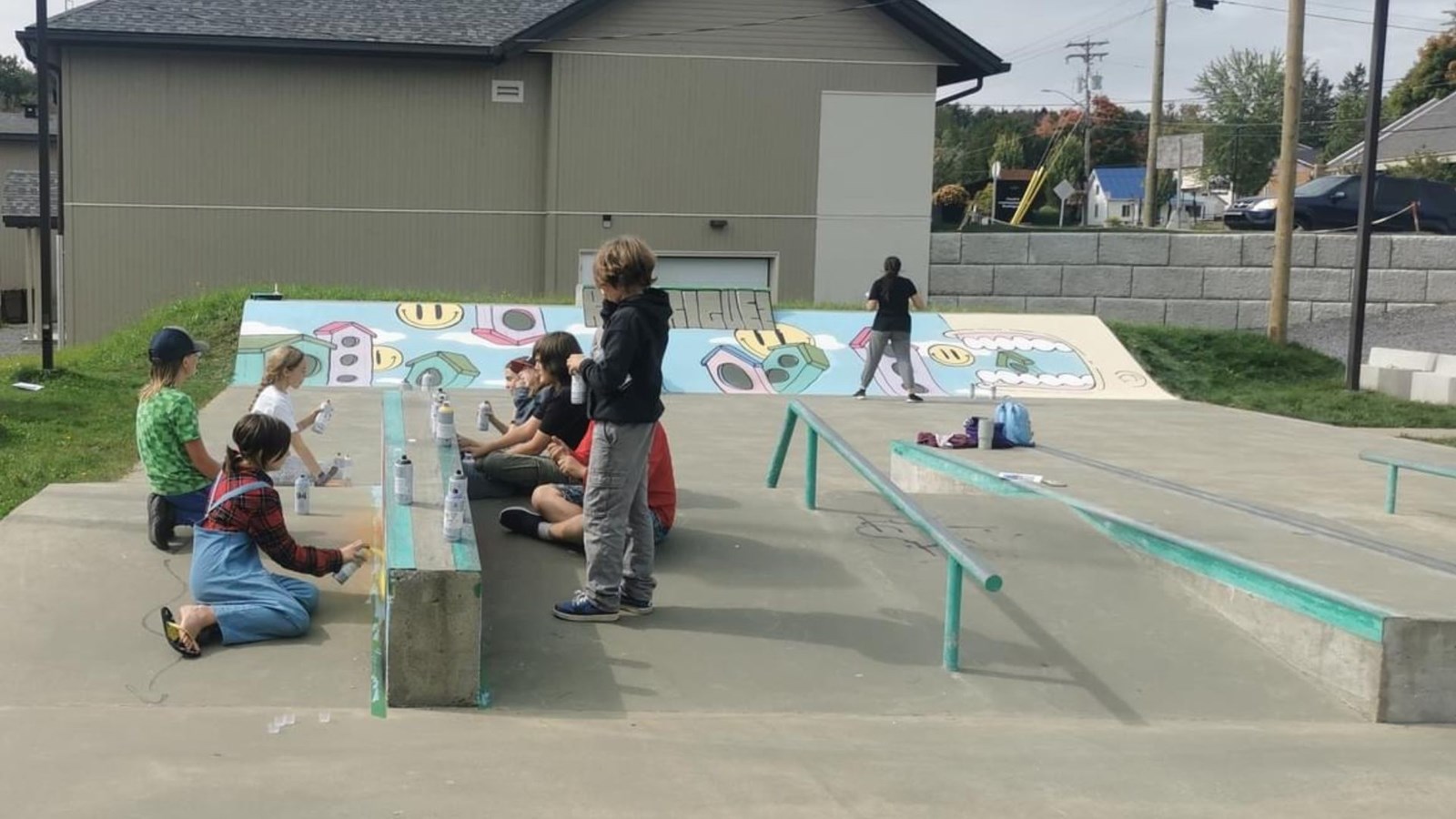 Des adolescents décorent leur skatepark à Saint-Alphonse-Rodriguez
