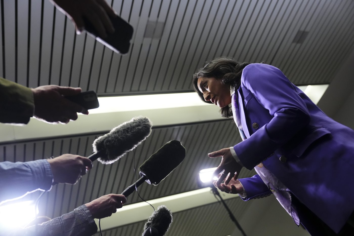 Ottawa conçoit une stratégie d'IA pour un service public plus efficace
