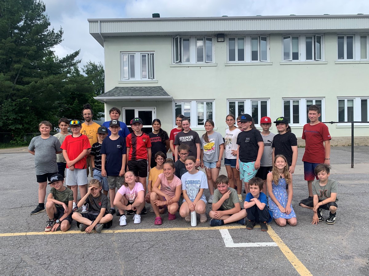 Projet d’art participatif entre un artiste et des élèves de l’école St-Jean-Baptiste