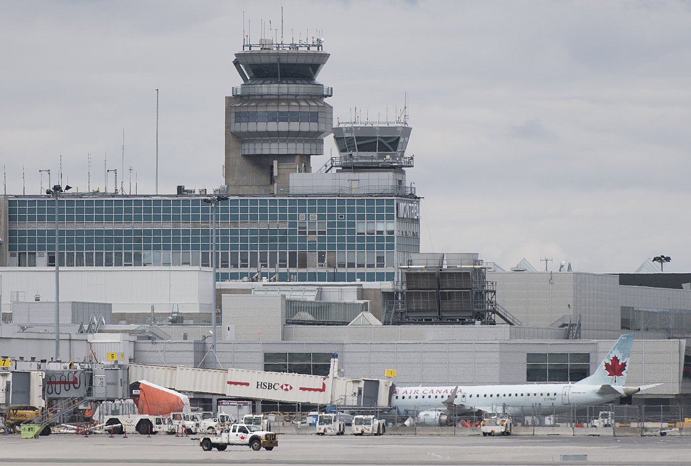 Des écologistes perturbent l'accès à l'Aéroport de Montréal