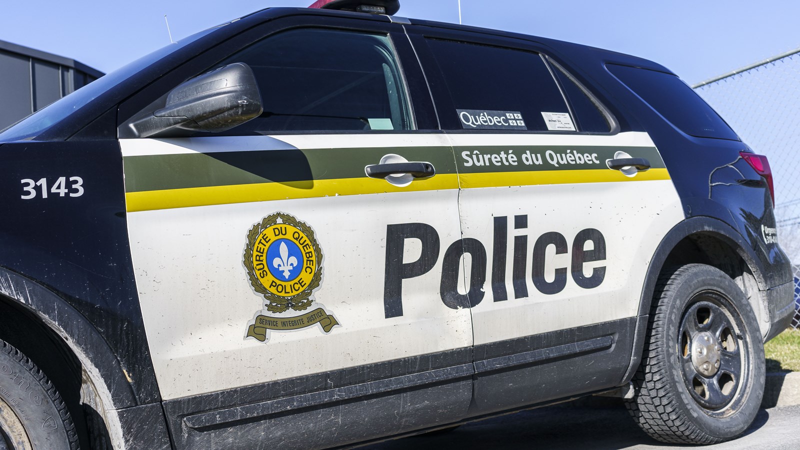 Un véhicule endommagé par des tirs d'arme à feu à St-Charles-Borromée