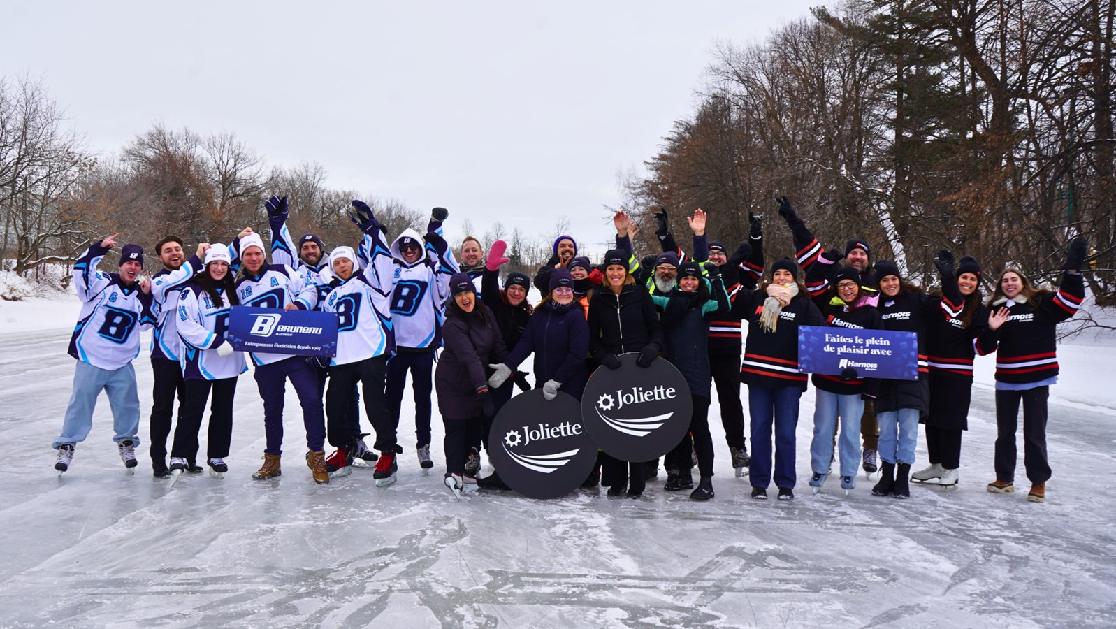 Les amateurs de plein air peuvent chausser leurs patins et profiter d’environ 500 mètres de glace accessibles sur le parcours total de 1,8 km.