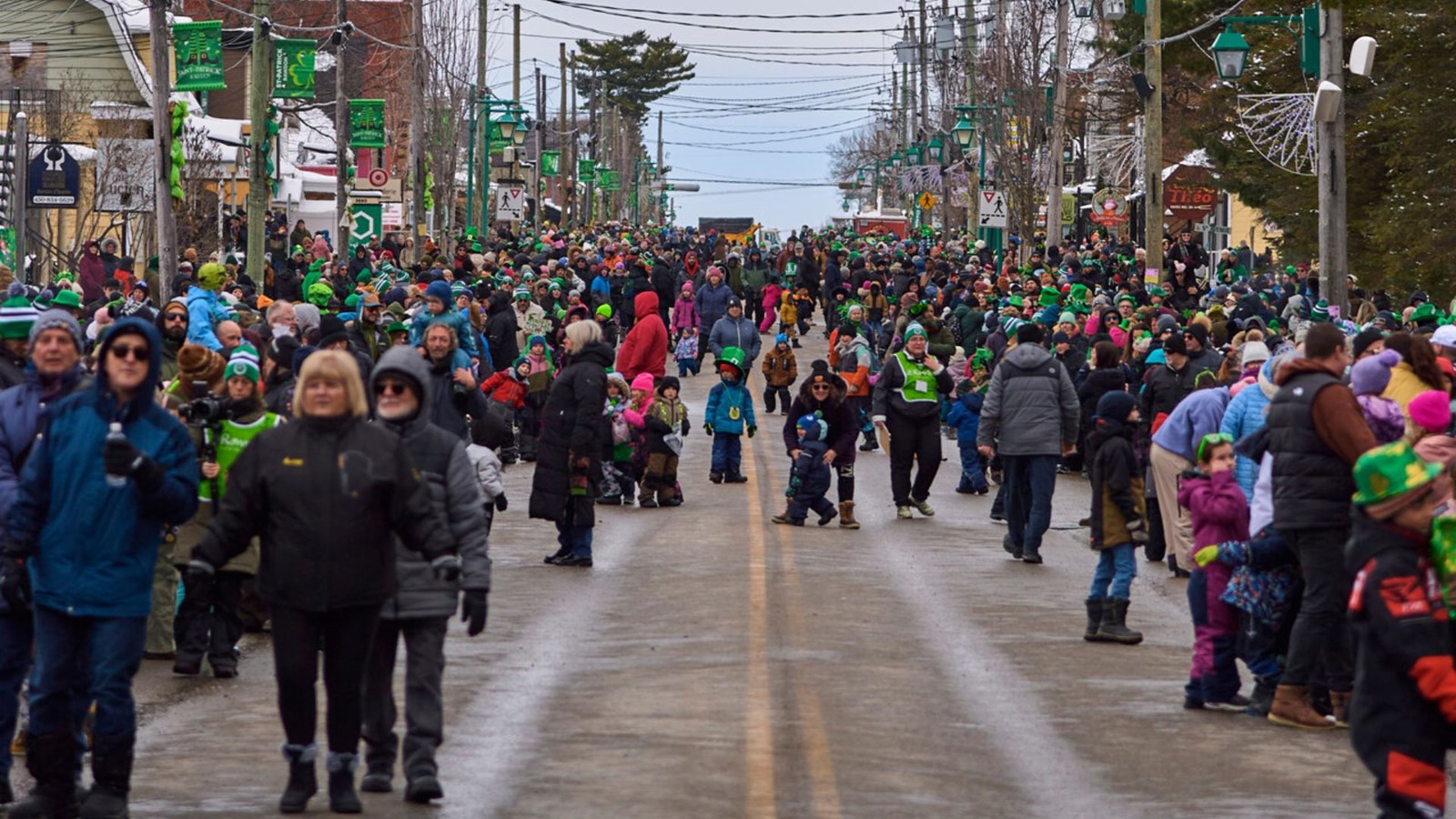 Pas moins de 10 000 festivaliers de tous âges et de tous horizons ont répondu présent pour honorer ensemble l'héritage irlandais .