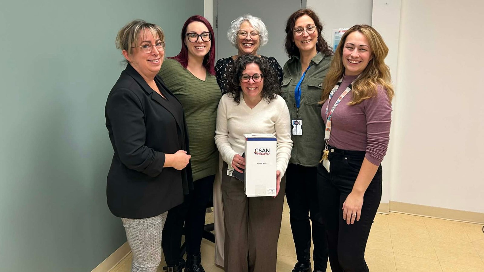 Manon Gosselin, Sarah-Michèle Toupin, Josée Bourgeois, Julie Gagnon, Valérie Lemieux, infirmières et Marjolie Ledoux, chef de l’administration des programmes de cliniques externes de psychiatrie, hôpital de jour et services cliniques en hébergement (secteur sud), au point de service de Terrebonne.