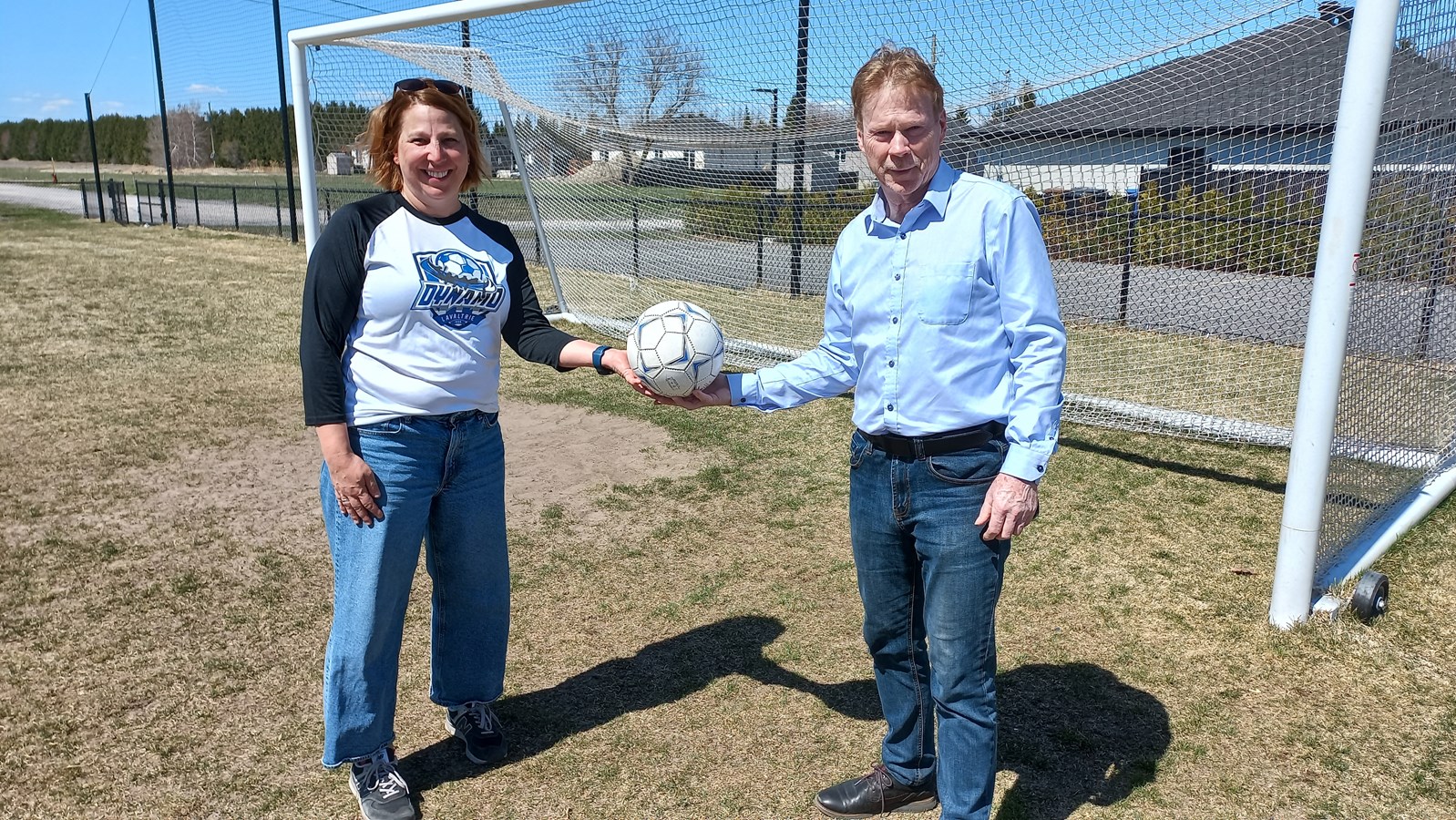 Mme Caroline Savard, présidente du Club de soccer Dynamo de Lavaltrie et M. André Villeneuve, maire de Lanoraie