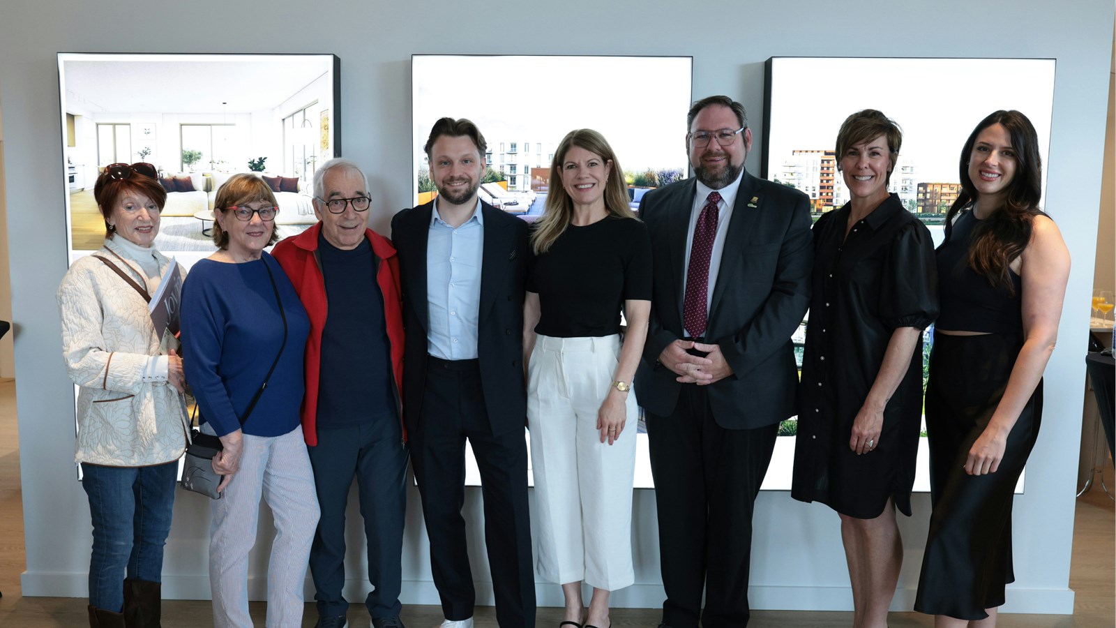 L’enthousiasme était au rendez-vous pour le lancement officiel de Jovia à Joliette! De futurs locataires, partenaires et élus de la région se sont réunis pour célébrer ce nouveau milieu de vie locatif inspiré par la nature, à quelques pas du centre-ville. Un projet porteur qui témoigne du dynamisme et de l’attractivité grandissante de Joliette. De gauche à droite, Colette Perrault, Lise Durand et Louis Marsolais, des citoyens intéressés au projet Jovia, Jean-Philippe Rossi, VP Développement, Agence Six et porte-parole de Jovia Immobilier, Geneviève Lussier, directrice commercialisation, ventes et locations, Agence Six, Pierre-Luc Bellerose, maire de Joliette, Katerine Marsolais, agente de location et Marilyne Cloutier Turcot, directrice commercialisation marketing, Agence Six