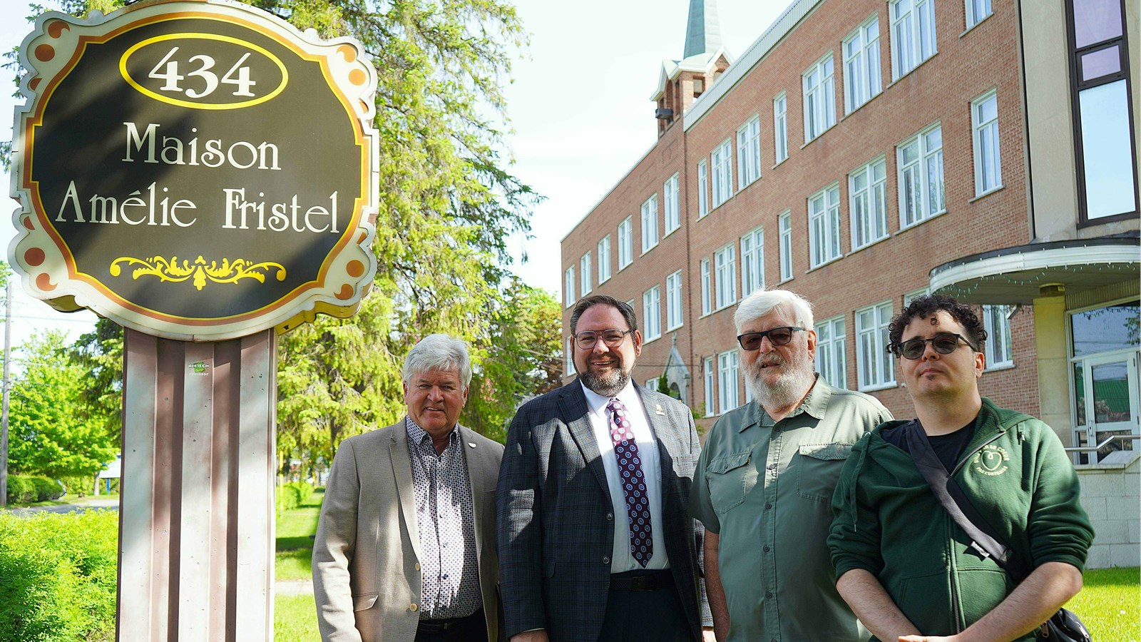 Pierre-Luc Bellerose, maire de la Ville de Joliette, accompagné de Luc Beauséjour, conseiller à la Ville de Joliette, Michel Coutu, porte-parole du Collectif Amélie-Fristel et Jean-Philippe Lasalle, membre du Collectif Amélie-Fristel 