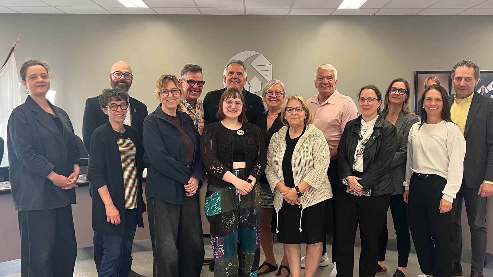 Sur la photo, de gauche à droite : Mme Béatrice Boily, enseignante ;
Mme Marie-Christine Laroche, élue ; M. Régis Soucy, élu ; Mme
Marie-Didace Doyon, enseignante ; M. Sylvain Picard,
élu ; M. Sylvain Ste-Marie, élu, Mme Raphaëlle Paquette, finissante récipiendaire ; Mme Nicole Chevalier, élue ; Mme Suzanne Dauphin, mairesse ; M. Jean-Guy Forget, élu ; Mme Bénédicte Lesuisse,
finissante récipiendaire ; Mme Marie-Andrée Breault, directrice
générale ; Mme Karine Marois, directrice du Service de la culture
et des loisirs ; et M. Serge Adam, directeur général adjoint 