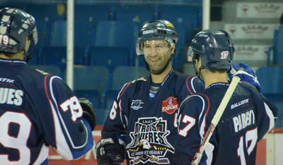 Marc Beaucage a réussi un tour du chapeau naturel dans une victoire de 7-3 du Caron et Guay sur le Cool FM de St-Georges-de-Beauce. Trois-Rivières le 2 octobre 2011. NICOLAS DUCHARME/L'ÉCHO DE TROIS-RIVIÈRES/AGENCE QMI