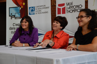 Lucie Bergeron, directrice principale, programmation et relation avec les communautés chez Cogeco, Stella Montreuil, présidente de la CDCTR, et Nancy Kukovica, directrice générale, ont signé mercredi un partenariat de trois ans. GUILLAUME JACOB/L'ÉCHO DE TROIS-RIVIÈRES/AGENCE QMI