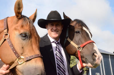 Le conseiller financier Dominique Leblanc troque la cravate pour le chapeau de cowboy lorsqu il prend part aux épreuves de poney express dans les rodéos de l Est du Canada. Trois-Rivières le 8 septembre 2011. NICOLAS DUCHARME/L'ÉCHO DE TROIS-RIVIÈRES/AGENCE QMI