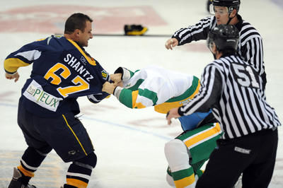 La LNAH est reconnue pour la rudesse de son jeu et le nombre élevé de combats par rencontre.   Dimanche le 10 Octobre  2010. (BENOIT GARIEPY/JOURNAL DE QUEBEC/AGENCE QMI)