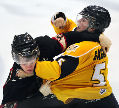 Selon les directeurs généraux de la LHJMQ, les combats sont désormais mieux structurés. Sur la photo: bataille entre Guillaume Rousseau des Remparts et Mathieu Gagnon des Cataractes. SIMON CLARK/JOURNAL DE QUEBEC/AGENCE QMI