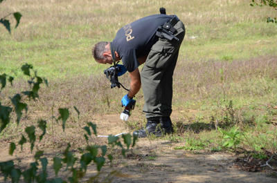 Les policiers étudient la scène où s'est produit un vol de fil de cuivre à Saint-Étienne-des-Grès le 21 septembre 2011. ] FANNIE BROUILLETTE/L'ÉCHO DE SHAWINIGAN/AGENCE QMI