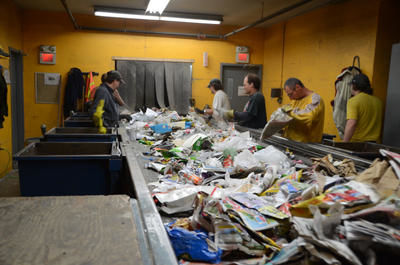 Les employés du centre de tri de Saint-Étienne-des-Grès réussissent à trier 90% des matières recyclables qu ils reçoivent.