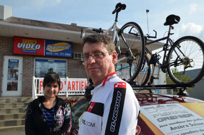 Pierre Grenier et Stéphanie Prince sont deux miraculés habitant la même rue à Notre-Dame-du-Mont-Carmel le 23 septembre 2011.  FANNIE BROUILLETTE/L'ÉCHO DE SHAWINIGAN/AGENCE QMI