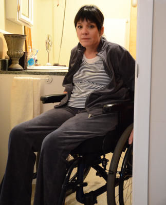 Atteinte de la sclérose latérale amyotrophique, Ginette Leblanc peine à se déplacer avec son fauteuil roulant. Trois-Rivières le 26 septembre 2011. NICOLAS DUCHARME/L'ÉCHO DE TROIS-RIVIÈRES/AGENCE QMI