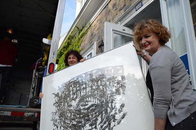 Jo Ann Lanneville, directrice artistique et Mireille Pilotto (en arrière-plan), directrice générale de la Biennale internationale d'estampe contemporaine, s'affairaient jeudi dernier à décrocher les oeuvres présentées à la Galerie d'art du Parc. GUILLAUME JACOB/L'ÉCHO DE TROIS-RIVIÈRES/AGENCE QMI