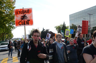 Des étudiants du collège Shawinigan, des cégeps de Trois-Rivières et de Victoriaville ainsi que de l'Université du Québec à Trois-Rivières se sont rassemblés mardi pour manifester contre la hausse des frais de scolarité. GUILLAUME JACOB/L'ÉCHO DE TROIS-RIVIÈRES/AGENCE QMI