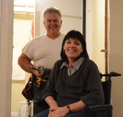 Ginette Leblanc a pu compter sur l aide de Serge Poulin qui lui aménagera, gratuitement, une salle de bain plus fonctionnelle. Trois-Rivières le 4 octobre 2011. NICOLAS DUCHARME/L'ÉCHO DE TROIS-RIVIÈRES/AGENCE QMI