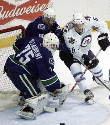 Après avoir disputé quelques matchs avec les recrues des Canucks de Vancouver, c est finalement avec les Bruins de Providence que Karel St-Laurent s est entendu. Cette signature signifie qu il ne jouera pas avec les Patriotes de l UQTR cette saison. JEFF BASSETT/STR/QMI AGENCY