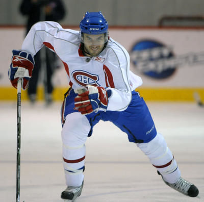 À 25 ans, l ancien de l UQTR Frédéric St-Denis poursuit son rêve d évoluer dans la LNH. Mardi le 06 Juillet 2010 Photo: Éric Bolte / Agence QMI
