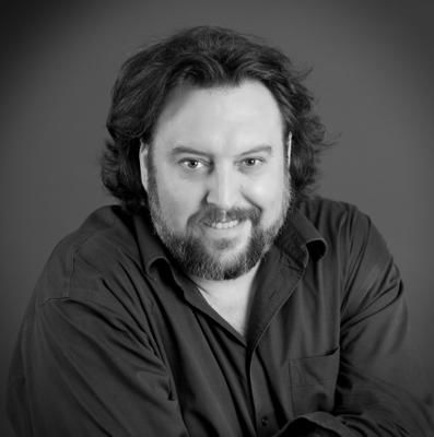 Bryan Perro aura un automne fort occupé. En plus de la sortie de son plus récent livre, il se rendra prochainement à Calgary, à l invitation du festival littéraire WordFest. COURTOISIE