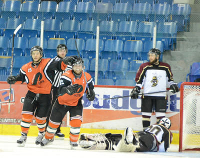 Les vétérans de cinquième saison Jean-Sébastien Breton et Alexandre Demers ont uni leurs efforts à deux reprises pour mener les Patriotes à une victoire de 3-2 sur les Stingers de Concordia. Trois-Rivières le 12 octobre 2011. NICOLAS DUCHARME/L'ÉCHO DE TROIS-RIVIÈRES/AGENCE QMI