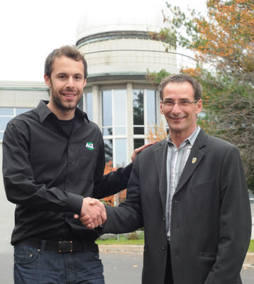 Hugo Mailhot-Couture, président de l'AGE UQTR et Claude Arbour, vice-recteur à l'administration, aux finances et à la vie étudiante de l UQTR.
