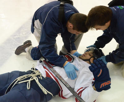 Le Badger Sean Jones est resté étendu sur la surface glacée pendant de longues minutes à la suite d'une mise en échec d'Emmanuel Boudreau. Ce dernier a été expulsé de la rencontre. Trois-Rivières le 15 octobre 2011. NICOLAS DUCHARME/L'ÉCHO DE TROIS-RIVIÈRES/AGENCE QMI