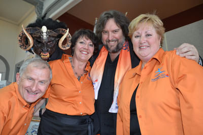 Les créatures fantastiques seront à l honneur lors des cérémonies des Jeux du Québec. Yves Renaud, Pierrette Jacob et Sylvie Gervais ont accueilli l auteur jeunesse Bryan Perro au sein de la grande famille des Jeux. JONATHAN ROBERGE/L'ÉCHO DE SHAWINIGAN/AGENCE QMI