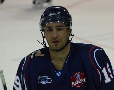 L'attaquant PJ Corsi a enregistré un but et une passe dans la victoire de 4-1 du Caron et Guay contre le Cool FM de St-Georges. Trois-Rivières le 14 octobre 2011. NICOLAS DUCHARME/L'ÉCHO DE TROIS-RIVIÈRES/AGENCE QMI
