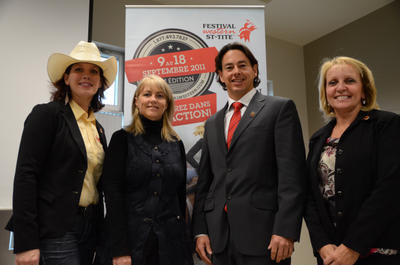 Julie Daoust, agente de communication pour le Festival Western, Johanne Grenon, relationniste pour les restaurants McDonald de la Mauricie, Jonathan Duguay, président de Pluritec et Liette Girard, directrice générale de Centraide Mauricie. Étaient absente : Hélène Lemieux, directrice de la Caisse de bienfaisance des employées et retraités du CN et Line Perreault, de Via Rail Canada. GUILLAUME JACOB/L'ÉCHO DE TROIS-RIVIÈRES/AGENCE QMI