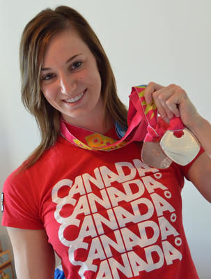 La nageuse Caroline Lapierre-Lemire est de retour des Jeux panaméricains avec une médaille d argent et une de bronze. Trois-Rivières le 24 octobre 2011. NICOLAS DUCHARME/L'ÉCHO DE TROIS-RIVIÈRES/AGENCE QMI
