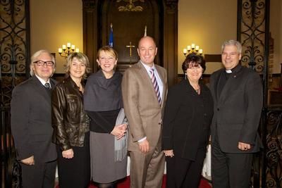 Michel Jutras, directeur des arts et de la culture de Trois-Rivières, Danielle St-Amand, députée de Trois-Rivières, Christine St-Pierre, ministre de la Culture, des Communications et de la Condition féminine, le maire Yves Lévesque, Stella Montreuil, présidente de la Corporation de développement culturelle de Trois-Rivières et le Révérend Yves Samson, de la communauté anglicane. COURTOISIE MATHÉO