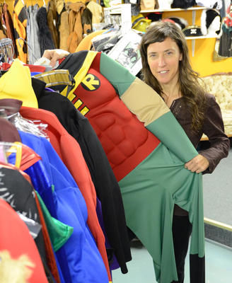 En moyenne, les gens dépensent une cinquantaine de dollars pour leur costume , estime Caroline Trépanier, propriétaire de la boutique Habit qui rit. Trois-Rivières le 20 octobre 2011. NICOLAS DUCHARME/L'ÉCHO DE TROIS-RIVIÈRES/AGENCE QMI