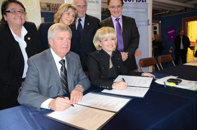 La signature de l Alliance pour la solidarité s est faite dans les locaux de Comsep, et a été applaudie par plusieurs dizaines de personnes œuvrant dans le milieu communautaire. On voit à l avant-plan le président de la Conférence régionale des élus, Gérard Bruneau et la ministre de l Emploi et de la Solidarité sociale, Julie Boulet. À l arrière et de gauche à droite : Sylvie Tardiff, coordonatrice de Comsep, Danielle St-Amand, députée de Trois-Rivières, Jean-Paul Diamond, député de Maskinongé, et Pierre Métivier, président du Groupe des partenaires. GUILLAUME JACOB/L'ÉCHO DE TROIS-RIVIÈRES/AGENCE QMI