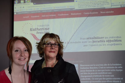 Lise Lebel, la mère de Katherine Beaulieu, et la designer Web Joanie Brouillette, une amie de la défunte jeune fille, étaient fières de présenter le site Internet de la Fondation qui porte son nom. GUILLAUME JACOB/L'ÉCHO DE TROIS-RIVIÈRES/AGENCE QMI