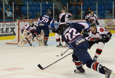 Tel un mur, David Guerrera s'est dressé face au Caron et Guay de Trois-Rivières. Le HC Carvena l'a emporté 2-1 dimanche après-midi. Trois-Rivières le 9 octobre 2011. NICOLAS DUCHARME/L'ÉCHO DE TROIS-RIVIÈRES/AGENCE QMI