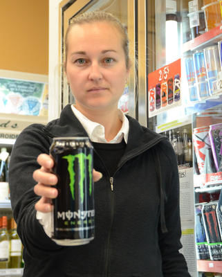 Julie Lemieux interdit à ses employés de vendre des boissons énergisantes aux enfants et adolescents. Trois-Rivières le 5 octobre 2011. NICOLAS DUCHARME/L'ÉCHO DE TROIS-RIVIÈRES/AGENCE QMI