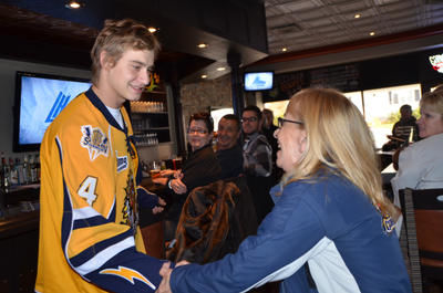 La présidente du fan-club des Cataractes, Denise Gagnon, n a pas manqué de saluer Kirill Kabanov à son arrivée à Shawinigan. JONATHAN ROBERGE/L'ÉCHO DE SHAWINIGAN/AGENCE QMI