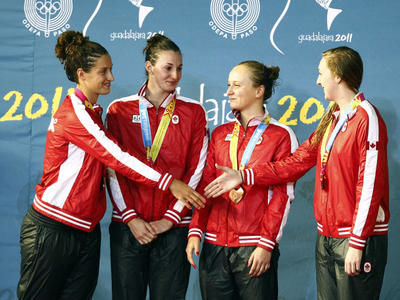 La nageuse Caroline Lapierre-Lemire (deuxième sur la photo) a remporté la médaille de bronze au relais 4X 100m vendredi à Guadalajara au Mexique dans le cadre des Jeux panaméricains. REUTERS/Jorge Silva