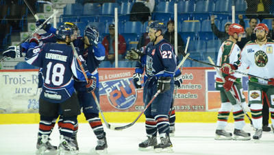Le Caron et Guay a célébré un deuxième gain en autant de match cette fin de semaine. Ils l'ont emporté 2-1 face au Wild de Windsor. Trois-Rivières le 23 octobre 2011. NICOLAS DUCHARME/L'ÉCHO DE TROIS-RIVIÈRES/AGENCE QMI