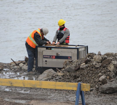 Lundi, une quinzaine d hommes de la FTQ Construction auraient décidé de fermer le chantier de Trois-Rivières-sur-St-Laurent et de couper l alimentation à différents équipements électrique, dont le compresseur qui acheminait de l oxygène aux scaphandriers. Trois-Rivières le 27 octobre 2011. NICOLAS DUCHARME/L'ÉCHO DE TROIS-RIVIÈRES/AGENCE QMI