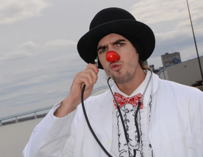 Le docteur clown Guillaume Vermette s envolera vers la Russie le 5 novembre prochain en compagnie du très réputé Patch Adams. Trois-Rivières le 27 octobre 2011. NICOLAS DUCHARME/L'ÉCHO DE TROIS-RIVIÈRES/AGENCE QMI