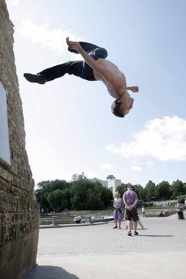 L objectif de ce sport : passer du point A au point B le plus rapidement possible, en utilisant les objets de son environnement. Les obstacles deviennent alors des outils. (MARCEL CRETAIN / Winnipeg Sun - QMI Agency)