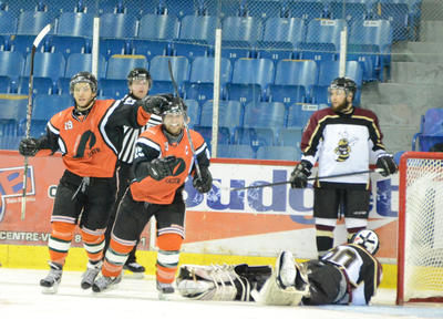 Les vétérans de cinquième saison Jean-Sébastien Breton et Alexandre Demers ont uni leurs efforts à deux reprises pour mener les Patriotes à une victoire de 3-2 sur les Stingers de Concordia. Trois-Rivières le 12 octobre 2011. NICOLAS DUCHARME/L'ÉCHO DE TROIS-RIVIÈRES/AGENCE QMI